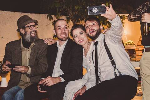 Convidados em preto e branco conversando durante festa de casamento Camila e Rafael em São Paulo com ambiente elegante'