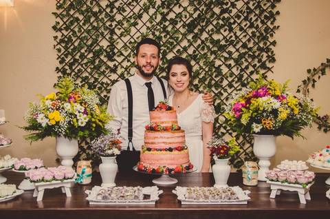 Bolo de casamento em camadas com flores amarelas e magenta para casamento Camila e Rafael em São Paulo mesa de doces'