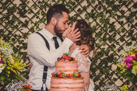 Noivo Rafael beijando noiva Camila durante festa de casamento em São Paulo com momento romántico especial'