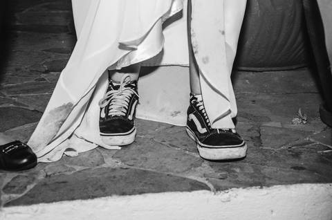 Detalhe dos sapatos da noiva Camila em preto e branco durante cerimônia de casamento em São Paulo'