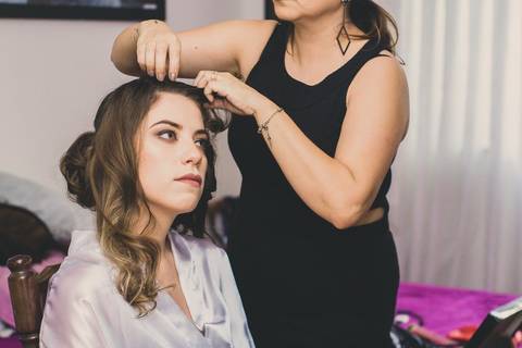 Detalhes de maquiagem da noiva Camila com batom rosa para casamento em São Paulo, close-up facial da noiva preparação'
