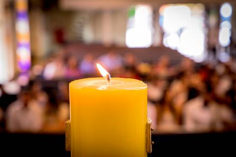 fotografo marco aurelio, batizado de criança em ingreja catolica com a sua familia vela'