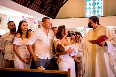 fotografo marco aurelio, batizado de criança em ingreja catolica com a sua familia'