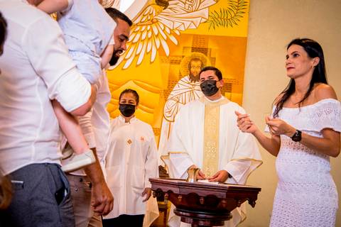 fotografo marco aurelio, batizado de criança em ingreja catolica com a sua familia'