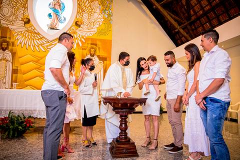 fotografo marco aurelio, batizado de criança em ingreja catolica com a sua familia'