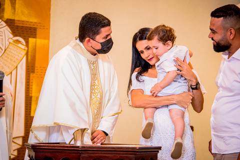 fotografo marco aurelio, batizado de criança em ingreja catolica com a sua familia'