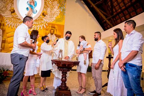 fotografo marco aurelio, batizado de criança em ingreja catolica com a sua familia'