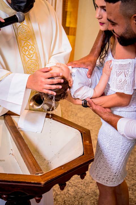 fotografo marco aurelio, batizado de criança em ingreja catolica com a sua familia'
