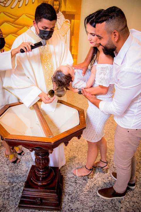 fotografo marco aurelio, batizado de criança em ingreja catolica com a sua familia'