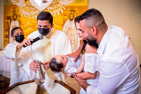 fotografo marco aurelio, batizado de criança em ingreja catolica com a sua familia'