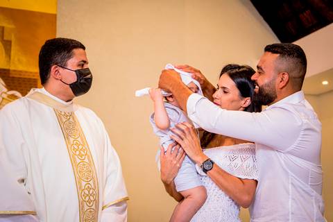 fotografo marco aurelio, batizado de criança em ingreja catolica com a sua familia'