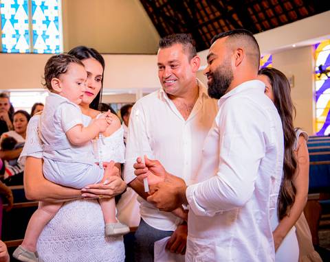 fotografo marco aurelio, batizado de criança em ingreja catolica com a sua familia'