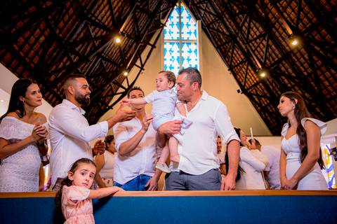 fotografo marco aurelio, batizado de criança em ingreja catolica com a sua familia'