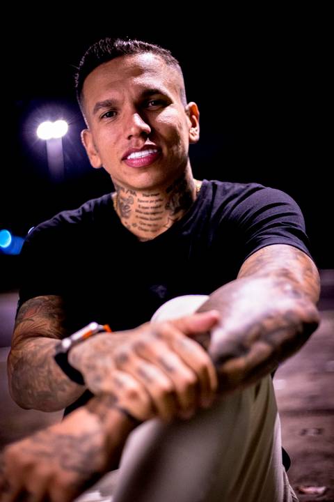 Ensaio masculino noturno em sao paulo com look life style portrait luzes, light, homem, moda, tatuagem, futebol, jogador de futebol, fotografo em sao paulo'