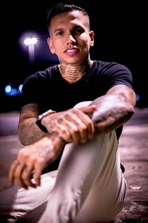 Ensaio masculino noturno em sao paulo com look life style portrait luzes, light, homem, moda, tatuagem, futebol, jogador de futebol,'