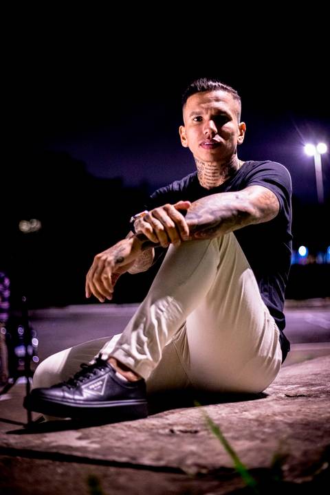 Ensaio masculino noturno em sao paulo com look life style portrait luzes, light, homem, moda, tatuagem, futebol, jogador de futebol,'