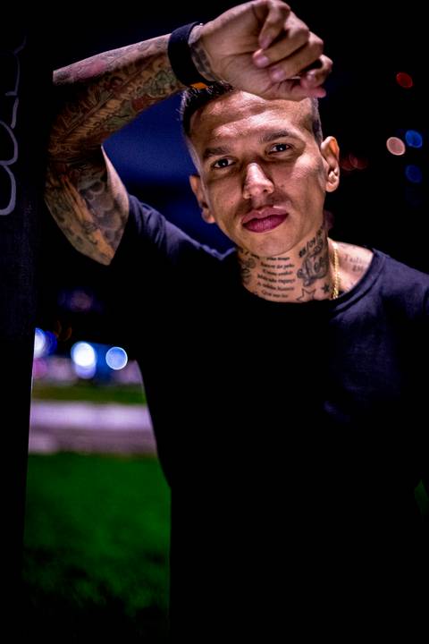 Ensaio masculino noturno em sao paulo com look life style portrait luzes, light, homem, moda, tatuagem, futebol, jogador de futebol,  fotografo em sao paulo'