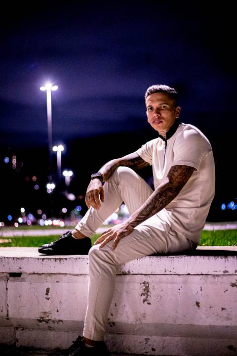 Ensaio masculino noturno em sao paulo com look life style portrait luzes, light, homem, moda, tatuagem, futebol, jogador de futebol,'