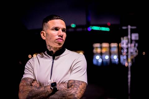 Ensaio masculino noturno em sao paulo com look life style portrait luzes, light, homem, moda, tatuagem, futebol, jogador de futebol,'