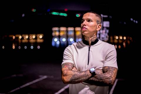 Ensaio masculino noturno em sao paulo com look life style portrait luzes, light, homem, moda, tatuagem, futebol, jogador de futebol,'