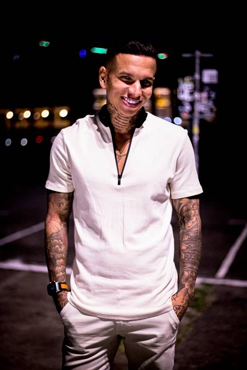 Ensaio masculino noturno em sao paulo com look life style portrait luzes, light, homem, moda, tatuagem, futebol, jogador de futebol,'