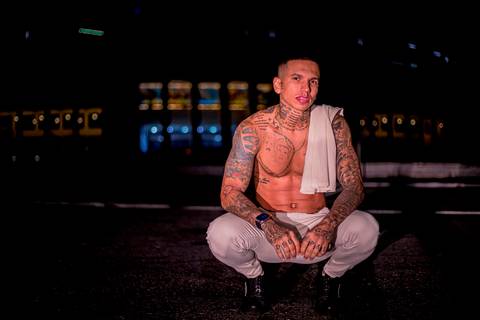 Ensaio masculino noturno em sao paulo com look life style portrait luzes, light, homem, moda, tatuagem, futebol, jogador de futebol, sem camisa'