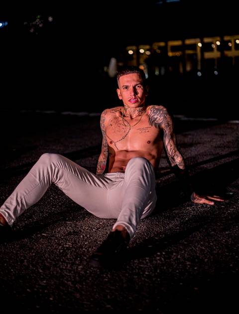 Ensaio masculino noturno em sao paulo com look life style portrait luzes, light, homem, moda, tatuagem, futebol, jogador de futebol, sem camisa'