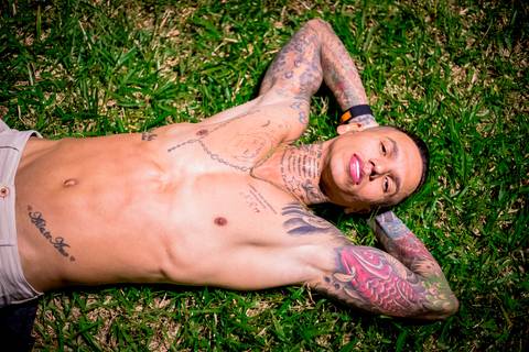 Ensaio masculino noturno em sao paulo com look life style portrait luzes, light, homem, moda, tatuagem, futebol, jogador de futebol, sem camisa'