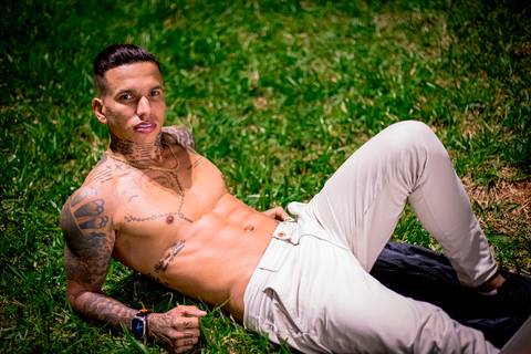 Ensaio masculino noturno em sao paulo com look life style portrait luzes, light, homem, moda, tatuagem, futebol, jogador de futebol, sem camisa'