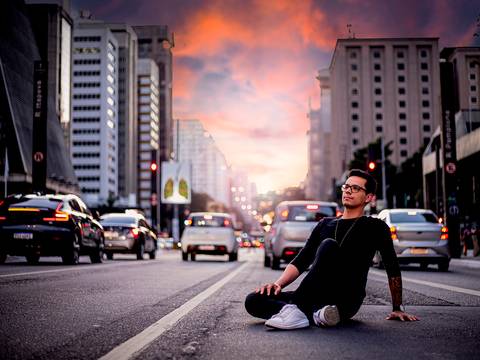 fotografo em sao paulo, fotografo marco aurelio Ensaio masculino noturno na av paulista com look preto estiloso  life style portrait'