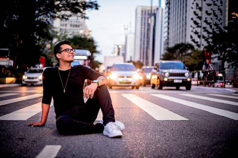 fotografo em sao paulo, fotografo marco aurelio Ensaio masculino noturno na av paulista com look preto estiloso  life style portrait'