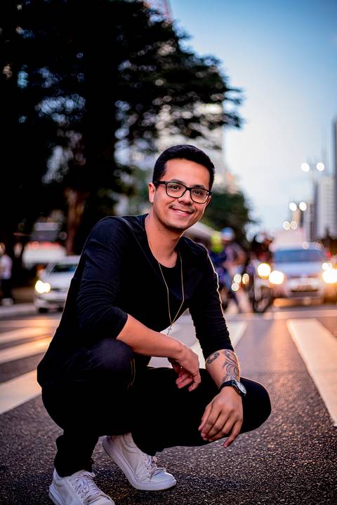 fotografo em sao paulo, fotografo marco aurelio Ensaio masculino noturno na av paulista com look preto estiloso  life style portrait'