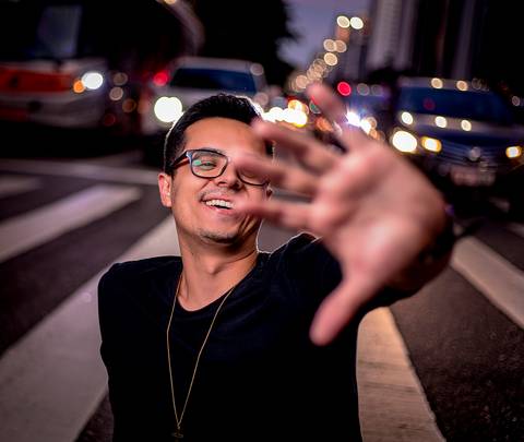 fotografo em sao paulo, fotografo marco aurelio Ensaio masculino noturno na av paulista com look preto estiloso  life style portrait'
