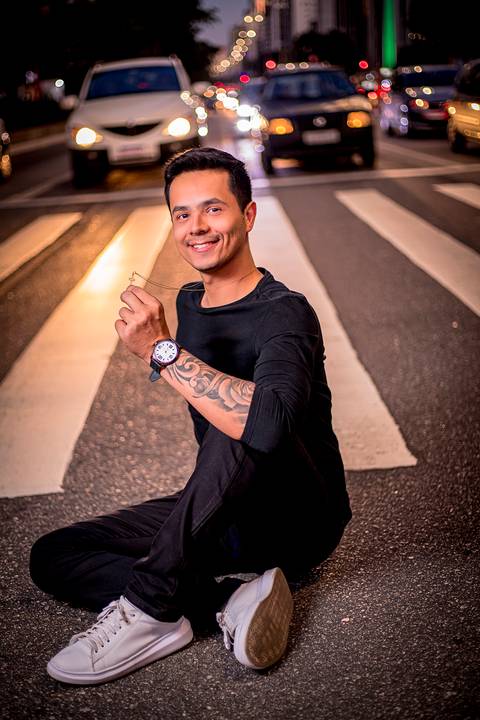 fotografo em sao paulo, fotografo marco aurelio Ensaio masculino noturno na av paulista com look preto estiloso  life style portrait'