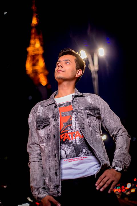 Ensaio masculino noturno na av paulista com look jeans estiloso  life style portrait'