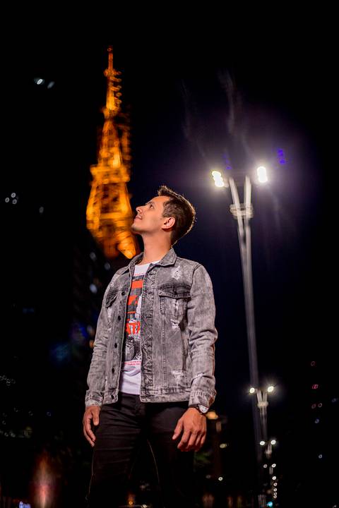 fotografo em sao paulo, fotografo marco aurelio Ensaio masculino noturno na av paulista com look jeans estiloso  life style portrait'