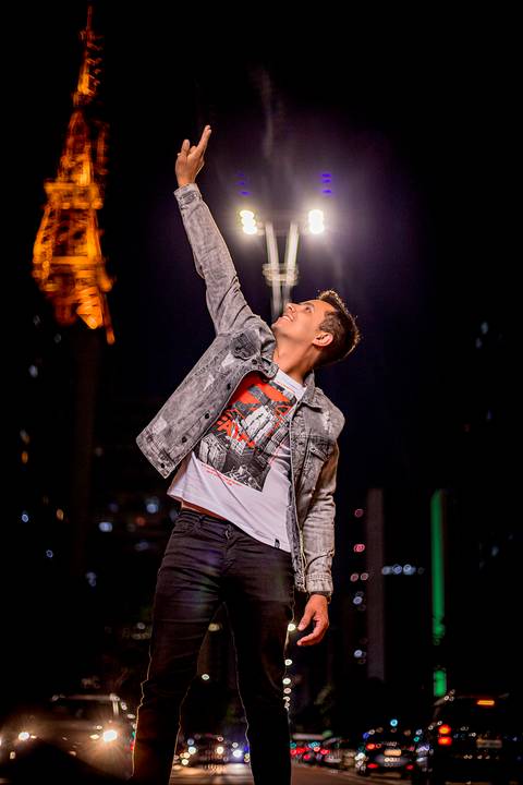 fotografo em sao paulo, fotografo marco aurelio Ensaio masculino noturno na av paulista com look jeans estiloso  life style portrait'