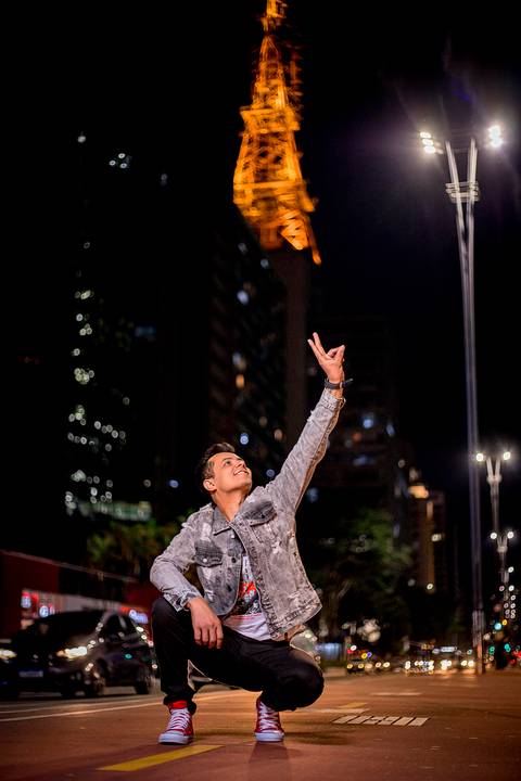 fotografo em sao paulo, fotografo marco aurelio Ensaio masculino noturno na av paulista com look jeans estiloso  life style portrait'