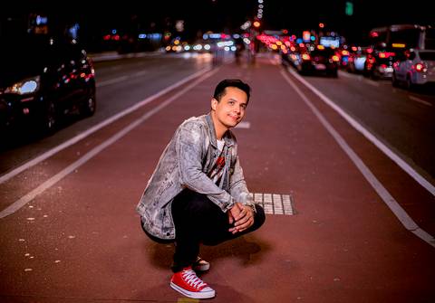 fotografo em sao paulo, fotografo marco aurelio Ensaio masculino noturno na av paulista com look jeans estiloso  life style portrait'