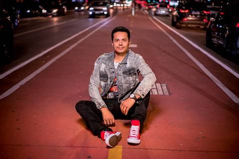 fotografo em sao paulo, fotografo marco aurelio Ensaio masculino noturno na av paulista com look jeans estiloso  life style portrait'