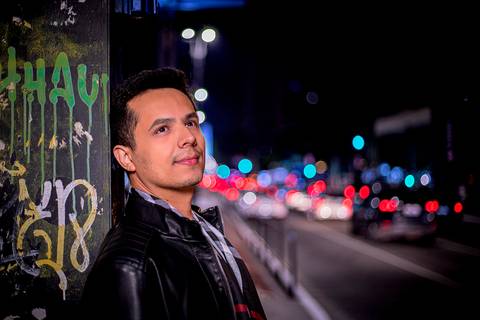 fotografo em sao paulo, fotografo marco aurelio Ensaio masculino noturno na av paulista com look couro estiloso  life style portrait luzes, light, aniversario'