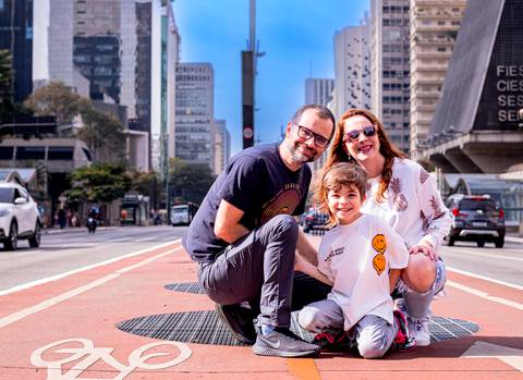 Ensaio Masculino infantil na avenida paulista em São Paulo, fotografo marco aurelio, fotografo em sao paulo, fotos tumblr, arte, grafite, fotos criativas, ensaio na chuva, moda, fashion, portrait, chic, estiloso, familia'