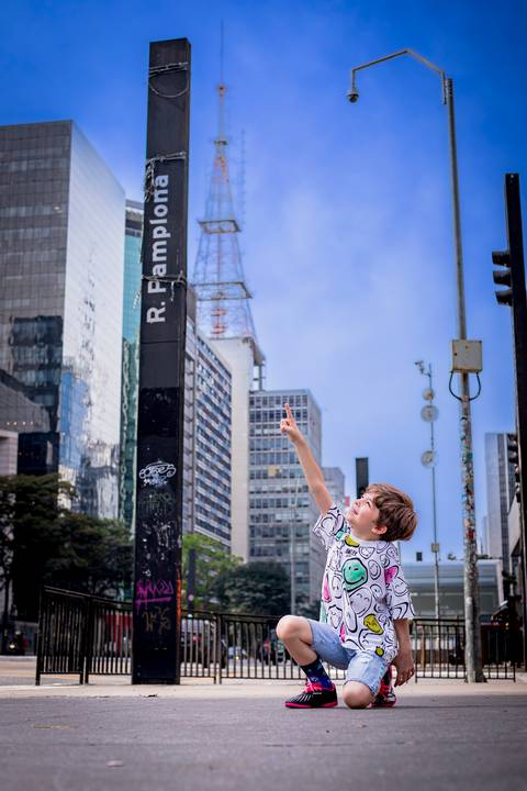 Ensaio Masculino infantil na avenida paulista em São Paulo, fotografo marco aurelio, fotografo em sao paulo, fotos tumblr, arte, grafite, fotos criativas, ensaio na chuva, moda, fashion, portrait, chic, estiloso, '