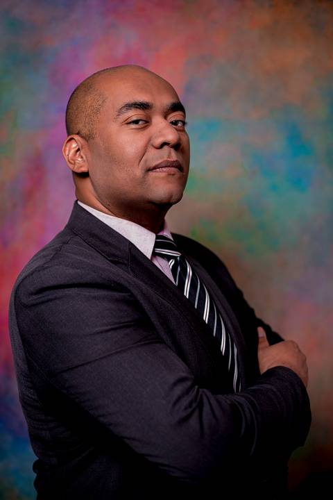 Ensaio Masculino profissional corporativo em São Paulo, estudio, externo, fotografo marco aurelio, fotografo em sao paulo, fotos tumblr, arte, grafite, fotos criativas, moreno, negro, back skin, moda, fashion, portrait, chic, estiloso, terno'