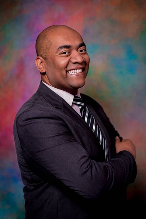 Ensaio Masculino profissional corporativo em São Paulo, estudio, externo, fotografo marco aurelio, fotografo em sao paulo, fotos tumblr, arte, grafite, fotos criativas, moreno, negro, back skin, moda, fashion, portrait, chic, estiloso, terno'