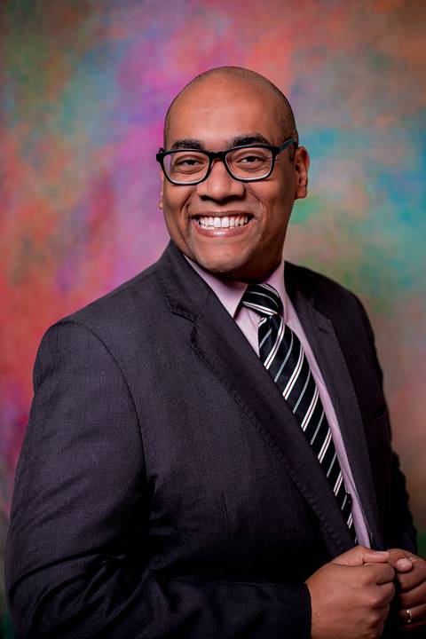 Ensaio Masculino profissional corporativo em São Paulo, estudio, externo, fotografo marco aurelio, fotografo em sao paulo, fotos tumblr, arte, grafite, fotos criativas, moreno, negro, back skin, moda, fashion, portrait, chic, estiloso, terno'