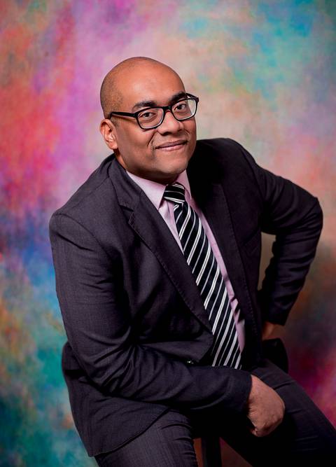 Ensaio Masculino profissional corporativo em São Paulo, estudio, externo, fotografo marco aurelio, fotografo em sao paulo, fotos tumblr, arte, grafite, fotos criativas, moreno, negro, back skin, moda, fashion, portrait, chic, estiloso, terno'