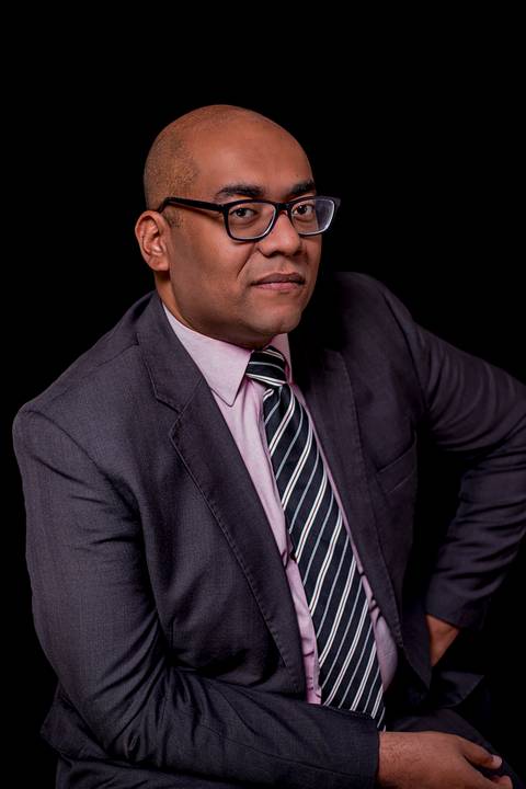 Ensaio Masculino profissional corporativo em São Paulo, estudio, externo, fotografo marco aurelio, fotografo em sao paulo, fotos tumblr, arte, grafite, fotos criativas, moreno, negro, back skin, moda, fashion, portrait, chic, estiloso, terno'