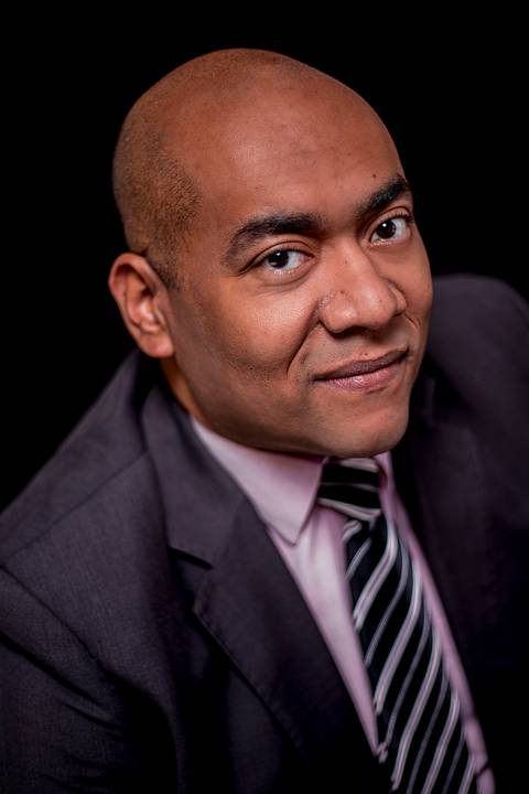 Ensaio Masculino profissional corporativo em São Paulo, estudio, externo, fotografo marco aurelio, fotografo em sao paulo, fotos tumblr, arte, grafite, fotos criativas, moreno, negro, back skin, moda, fashion, portrait, chic, estiloso, terno'