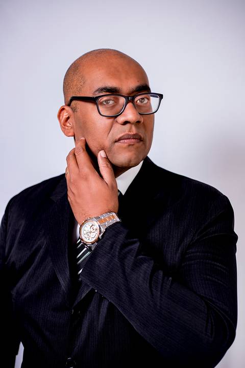 Ensaio Masculino profissional corporativo em São Paulo, estudio, externo, fotografo marco aurelio, fotografo em sao paulo, fotos tumblr, arte, grafite, fotos criativas, moreno, negro, back skin, moda, fashion, portrait, chic, estiloso, terno'